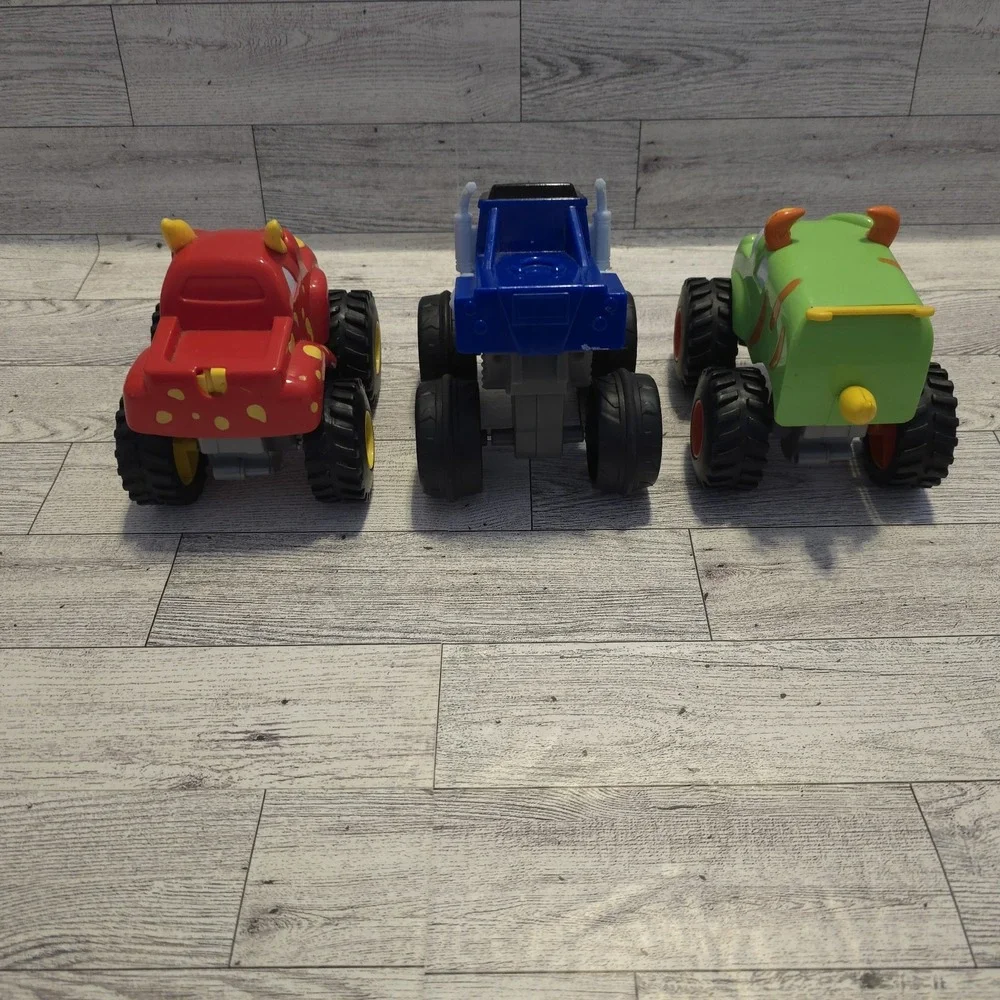 3‎ NICKELODEON BLAZE & THE MONSTER MACHINES TRUCKS RED TRUCK HAS BROKEN TAIL